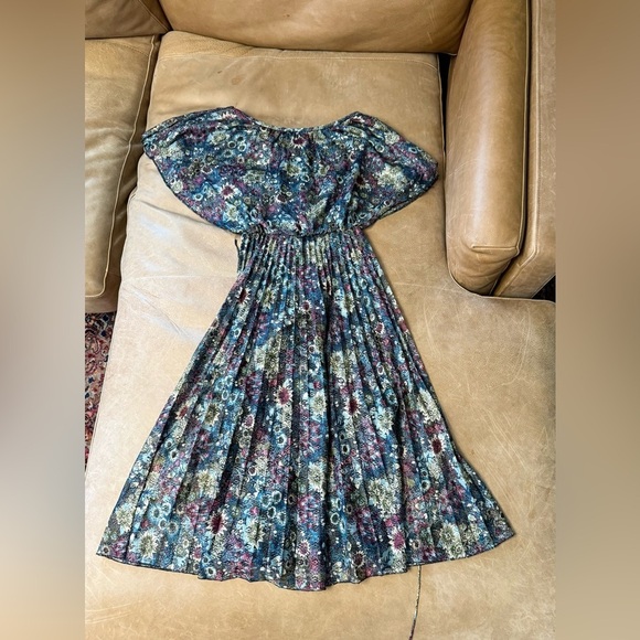 Dresses & Skirts - Vintage Batwing Sleeve Floral Midi Dress Women’s Size 9/10 Runs Smaller